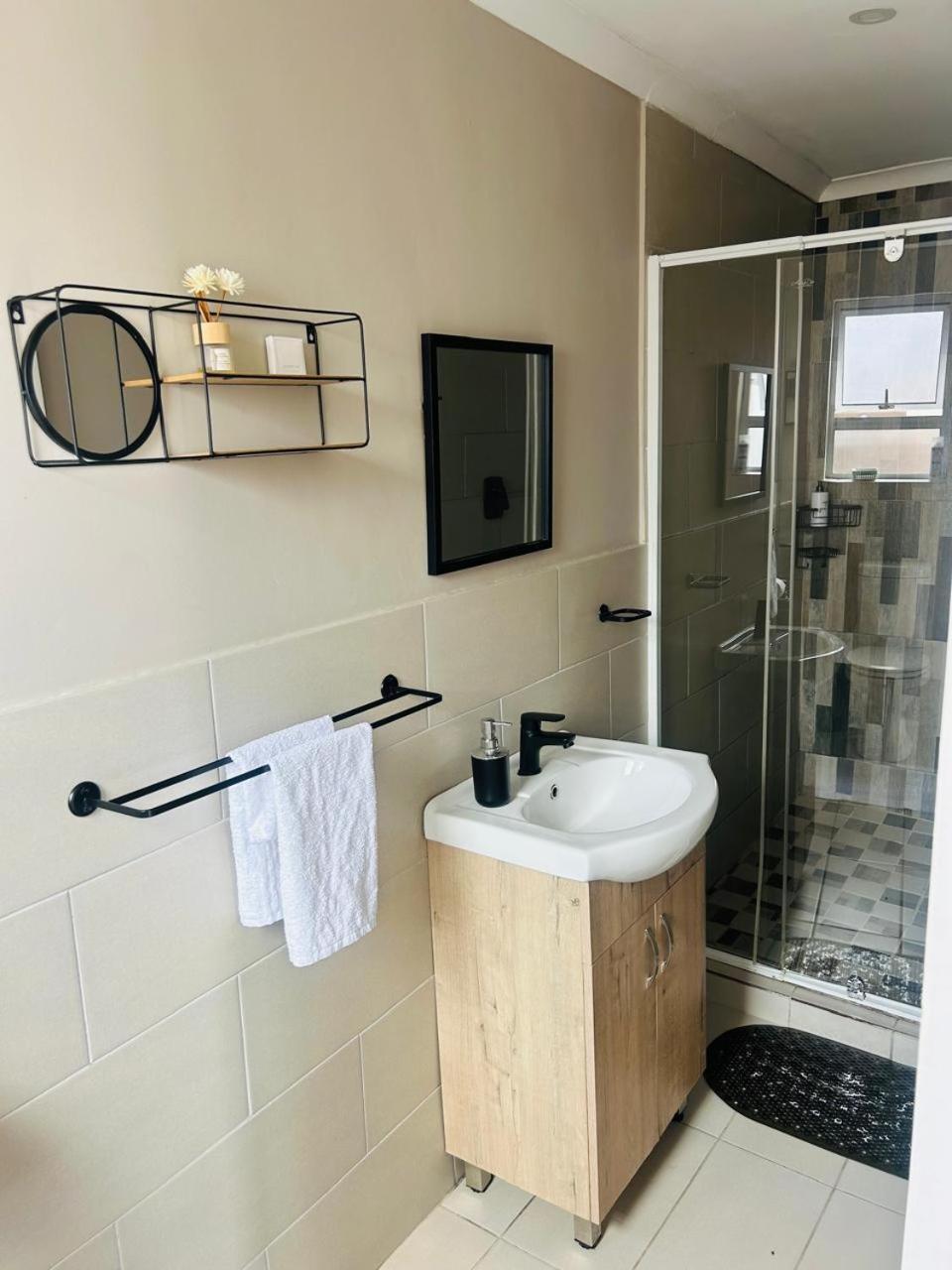 Hidden Bliss Guesthouse East London Ngoại thất bức ảnh